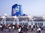 Đón 1.300 khách quốc tế đến từ tàu Hòa Bình